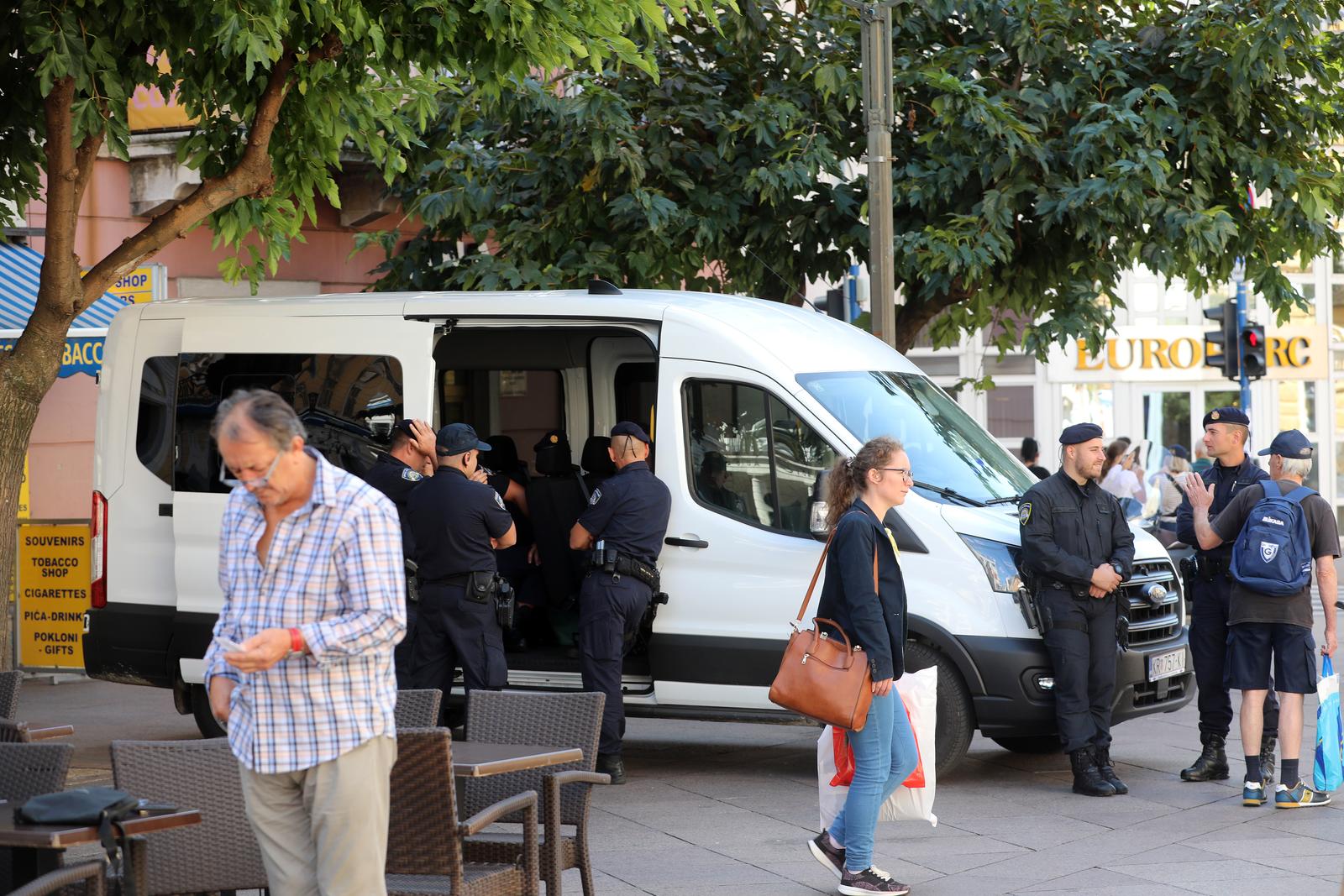 Rijeka: Policija na gradskim ulicama uoči susreta Rijeke i Hajduka