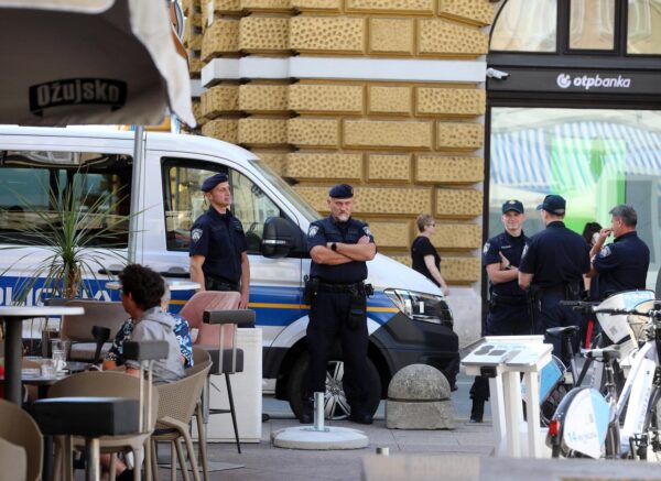 Rijeka: Policija na gradskim ulicama uoči susreta Rijeke i Hajduka