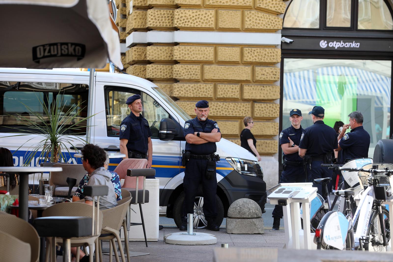 Rijeka: Policija na gradskim ulicama uoči susreta Rijeke i Hajduka