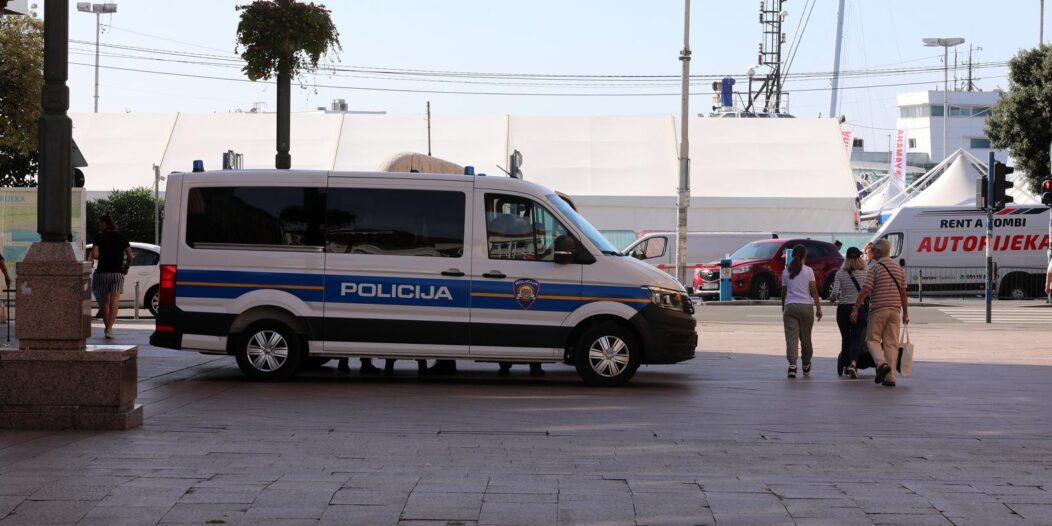 Rijeka: Policija na gradskim ulicama uoči susreta Rijeke i Hajduka Rijeka: Policija na gradskim ulicama uoči susreta Rijeke i Hajduka