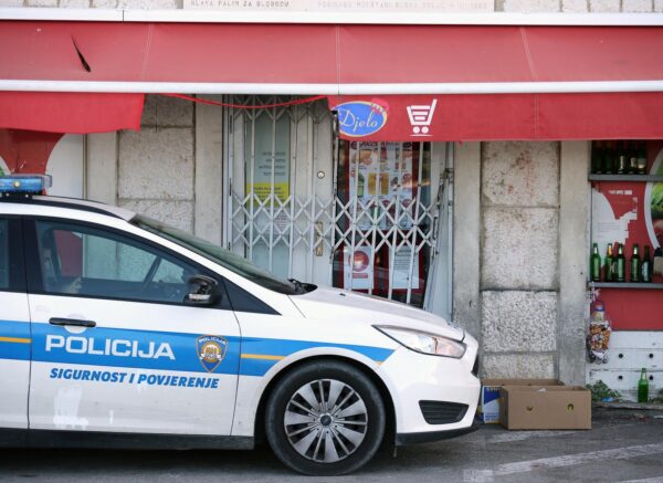 Šiibenik: Policija čuva trgovinu u koju je jučer provaljeno