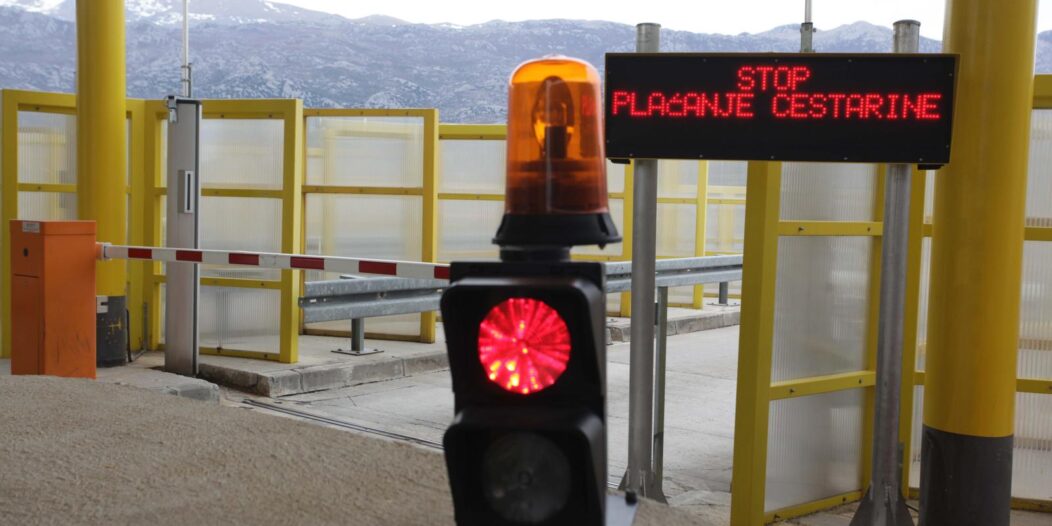 Zadar: Automobilom probio rampu bjee?i od policije Zadar: Automobilom probio rampu bjee?i od policije
