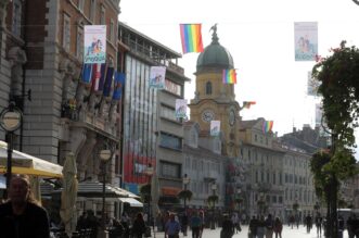 Rijeka: LGBT zastave na Korzu uo?i otvorenja festivala Smoqua Rijeka: LGBT zastave na Korzu uo?i otvorenja festivala Smoqua