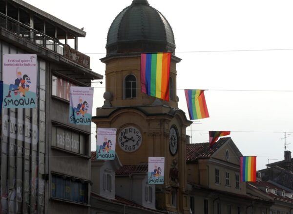 Rijeka: LGBT zastave na Korzu uoči otvorenja festivala Smoqua