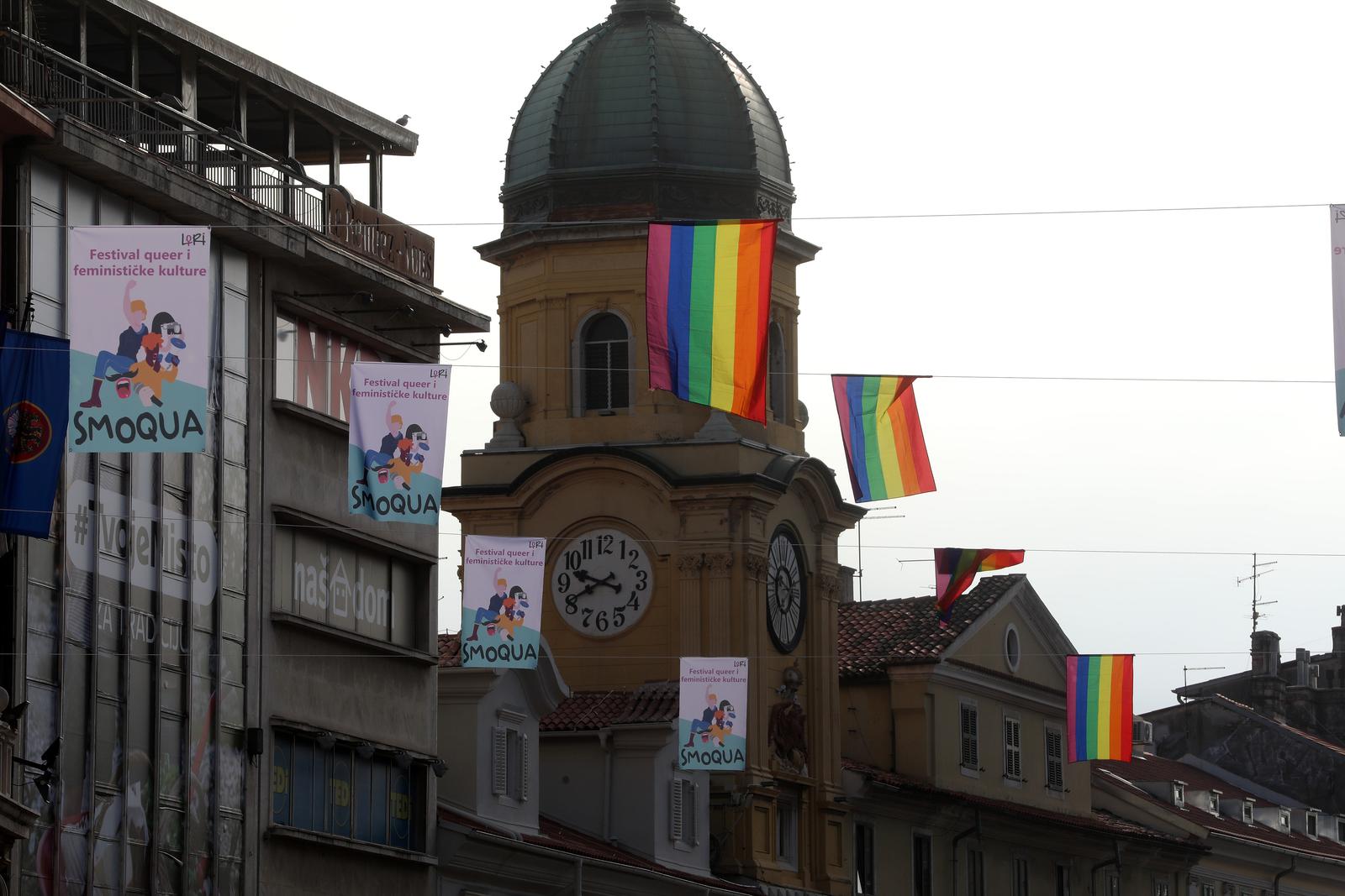 Rijeka: LGBT zastave na Korzu uoči otvorenja festivala Smoqua Rijeka: LGBT zastave na Korzu uoči otvorenja festivala Smoqua