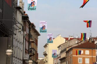 Rijeka: LGBT zastave na Korzu uoči otvorenja festivala Smoqua Rijeka: LGBT zastave na Korzu uoči otvorenja festivala Smoqua