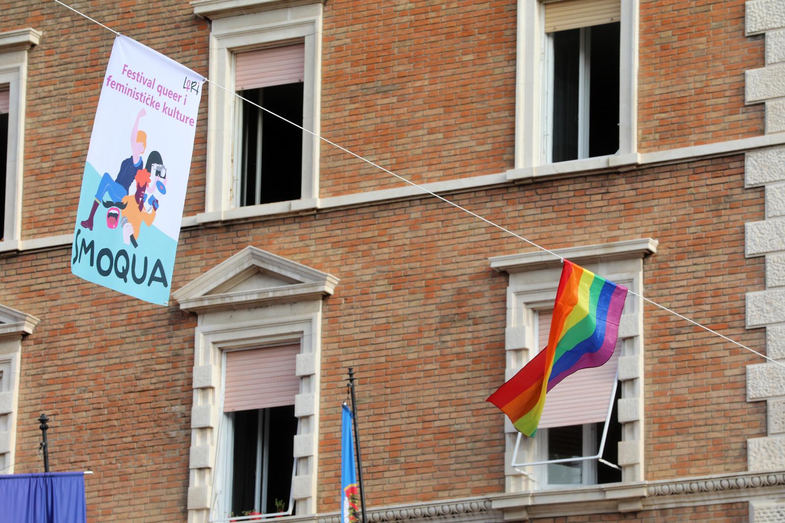 Rijeka: LGBT zastave na Korzu uo?i otvorenja festivala Smoqua Rijeka: LGBT zastave na Korzu uo?i otvorenja festivala Smoqua