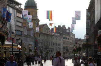 Rijeka: LGBT zastave na Korzu uo?i otvorenja festivala Smoqua Rijeka: LGBT zastave na Korzu uo?i otvorenja festivala Smoqua