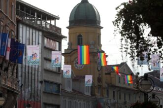 Rijeka: LGBT zastave na Korzu uoči otvorenja festivala Smoqua Rijeka: LGBT zastave na Korzu uoči otvorenja festivala Smoqua