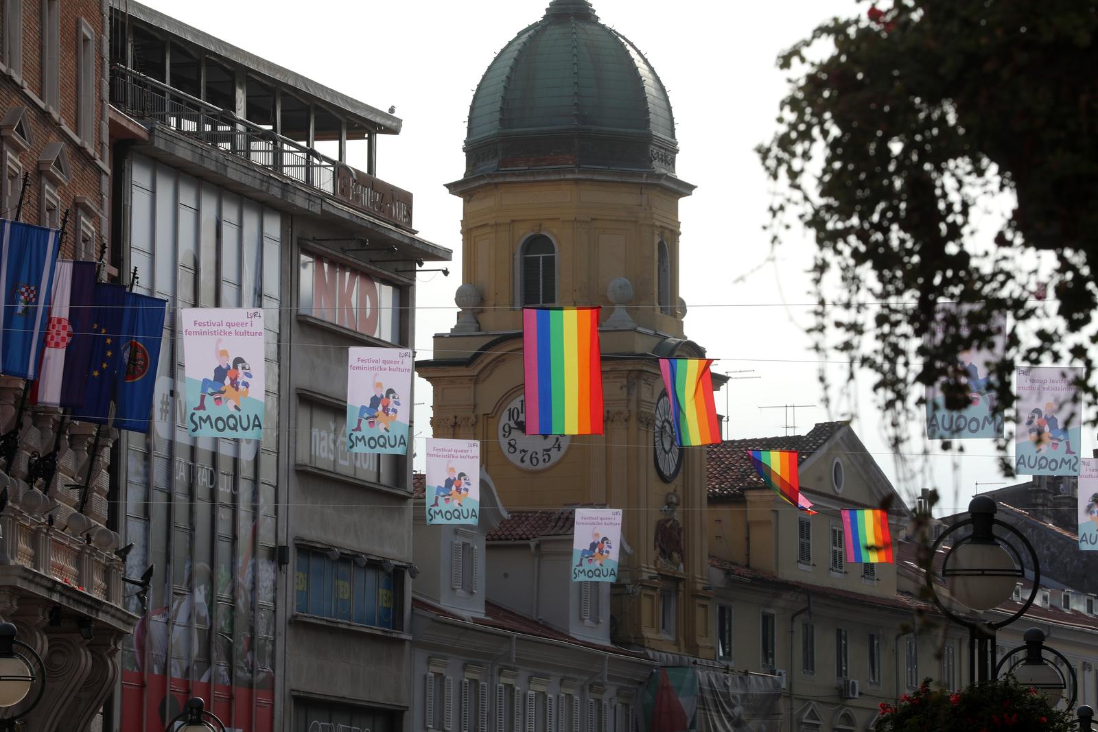 Rijeka: LGBT zastave na Korzu uoči otvorenja festivala Smoqua Rijeka: LGBT zastave na Korzu uoči otvorenja festivala Smoqua