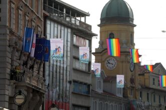 Rijeka: LGBT zastave na Korzu uoči otvorenja festivala Smoqua Rijeka: LGBT zastave na Korzu uoči otvorenja festivala Smoqua