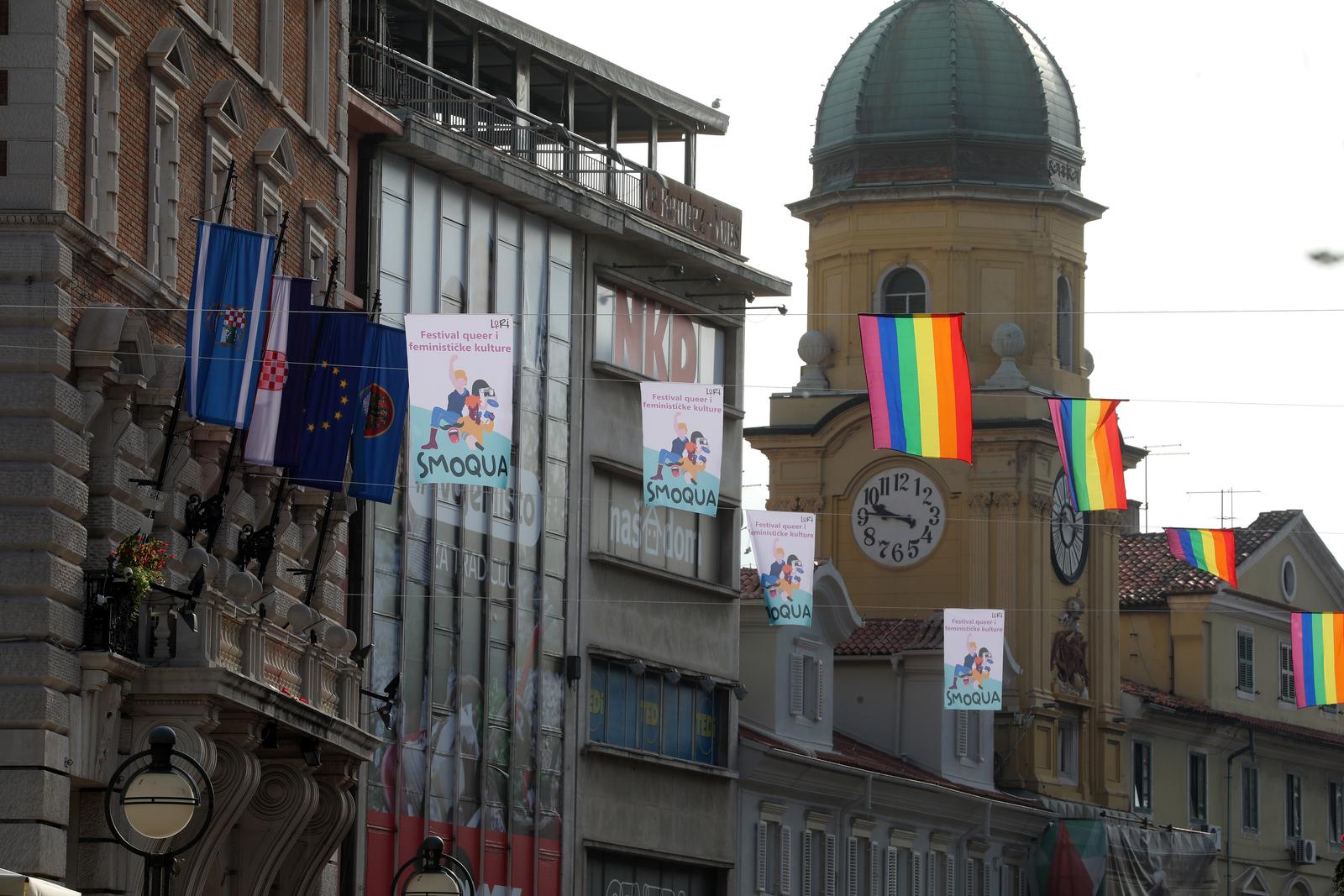 Rijeka: LGBT zastave na Korzu uoči otvorenja festivala Smoqua Rijeka: LGBT zastave na Korzu uoči otvorenja festivala Smoqua