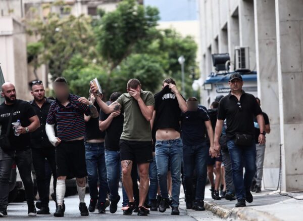 Posljednja skupina privedenih navijača u Ateni izlazi pred sudskog istražitelja