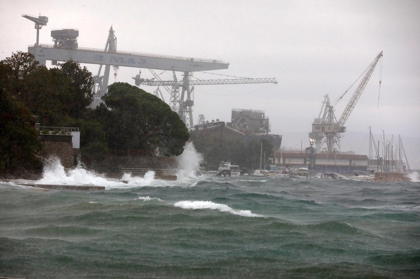 Rijeka: Jaka kisa i jugo na moru pred Rijekom