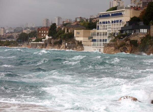 Rijeka: Jaka kisa i jugo na moru pred Rijekom