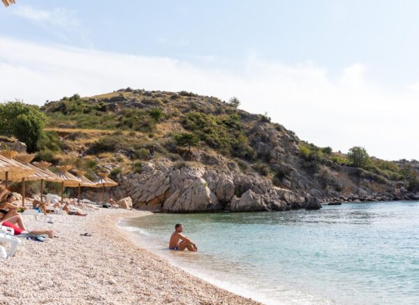 Plaža Oprna na Krku jedna je od najljepših plaža na Jadranu