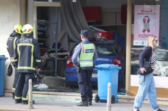 Zagreb: Autom uletio u trgovinu, dvoje ozlijeđenih Zagreb: Autom uletio u trgovinu, dvoje ozlijeđenih