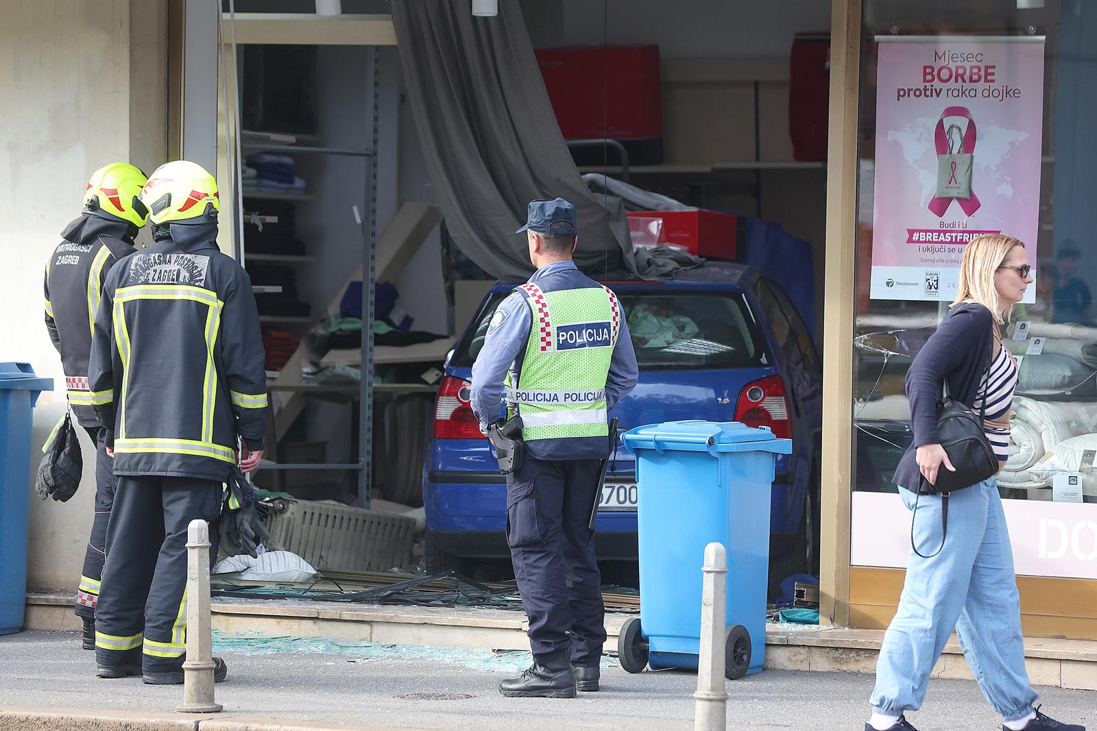 Zagreb: Autom uletio u trgovinu, dvoje ozlijeđenih Zagreb: Autom uletio u trgovinu, dvoje ozlijeđenih