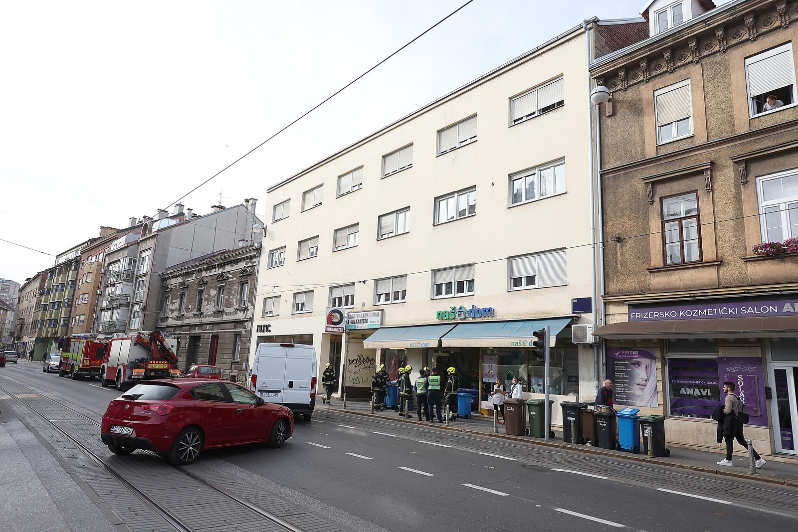 Zagreb: Autom uletio u trgovinu, dvoje ozlijeđenih Zagreb: Autom uletio u trgovinu, dvoje ozlijeđenih
