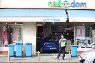 Zagreb: Autom uletio u trgovinu, dvoje ozlijeđenih Zagreb: Autom uletio u trgovinu, dvoje ozlijeđenih