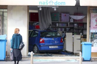Zagreb: Autom uletio u trgovinu, dvoje ozlijeđenih Zagreb: Autom uletio u trgovinu, dvoje ozlijeđenih