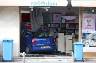 Zagreb: Autom uletio u trgovinu, dvoje ozlijeđenih Zagreb: Autom uletio u trgovinu, dvoje ozlijeđenih