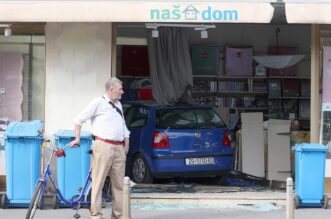 Zagreb: Autom uletio u trgovinu, dvoje ozlijeđenih Zagreb: Autom uletio u trgovinu, dvoje ozlijeđenih