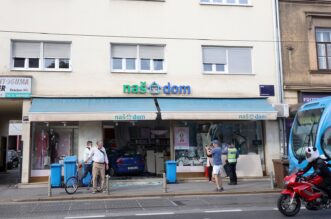 Zagreb: Autom uletio u trgovinu, dvoje ozlijeđenih Zagreb: Autom uletio u trgovinu, dvoje ozlijeđenih