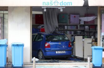 Zagreb: Autom uletio u trgovinu, dvoje ozlijeđenih Zagreb: Autom uletio u trgovinu, dvoje ozlijeđenih