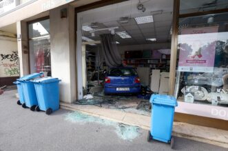 Zagreb: Autom uletio u trgovinu, dvoje ozlijeđenih Zagreb: Autom uletio u trgovinu, dvoje ozlijeđenih