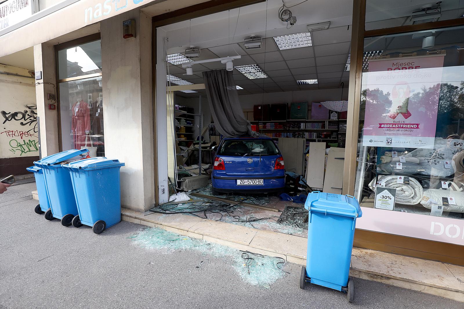 Zagreb: Autom uletio u trgovinu, dvoje ozlijeđenih Zagreb: Autom uletio u trgovinu, dvoje ozlijeđenih