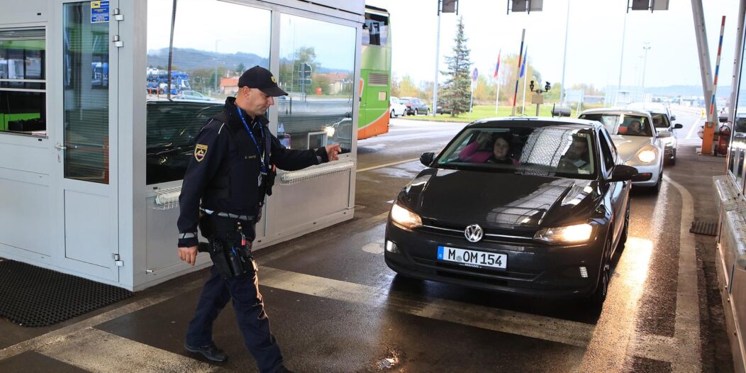 Obrežje: U ponoć krenula kontrola slovenske policije na granici s Hrvatskom Obrežje: U ponoć krenula kontrola slovenske policije na granici s Hrvatskom