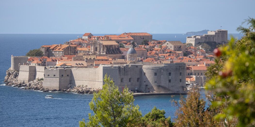 Dubrovnik: Pogled na grad okupan suncem Dubrovnik: Pogled na grad okupan suncem