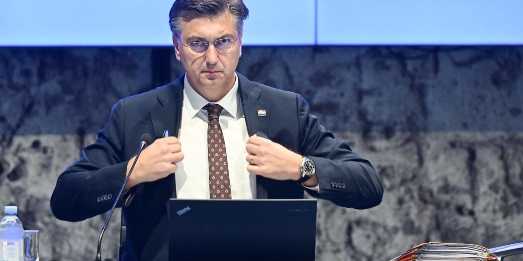Zagreb: Povećanje minimalne plaće jedna je od tema sjednice Vlade na kojoj se uvodno obratio premijer Plenković Zagreb: Povećanje minimalne plaće jedna je od tema sjednice Vlade na kojoj se uvodno obratio premijer Plenković