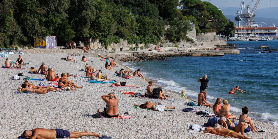 Rijeka: Bablje ljeto na plaži Kantrida Rijeka: Bablje ljeto na plaži Kantrida