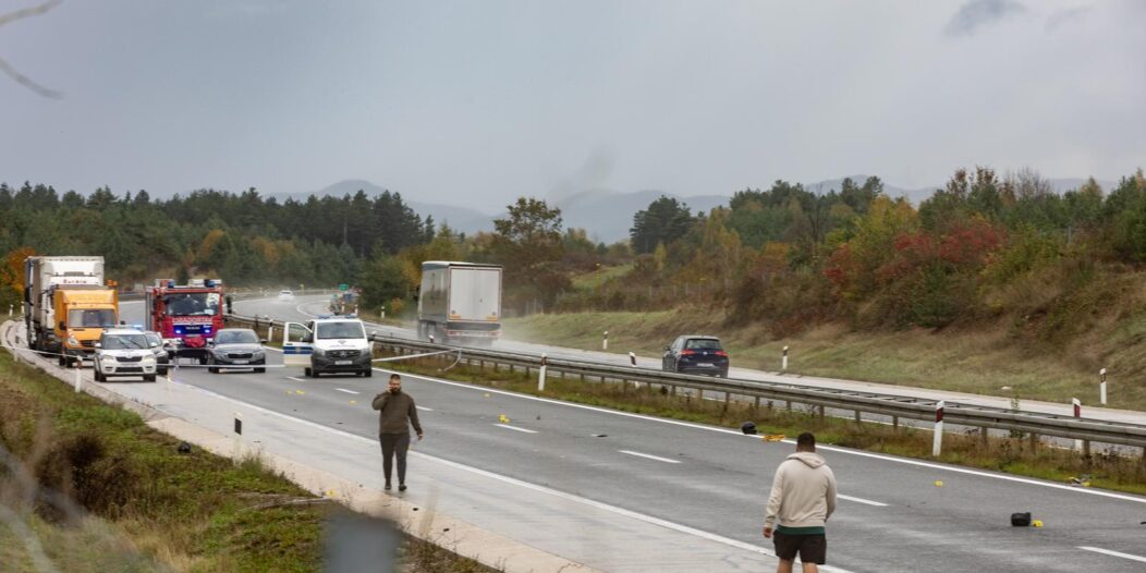 Sudar motocikla i kombija kod Gospića, poginulo dvoje ljudi Sudar motocikla i kombija kod Gospića, poginulo dvoje ljudi