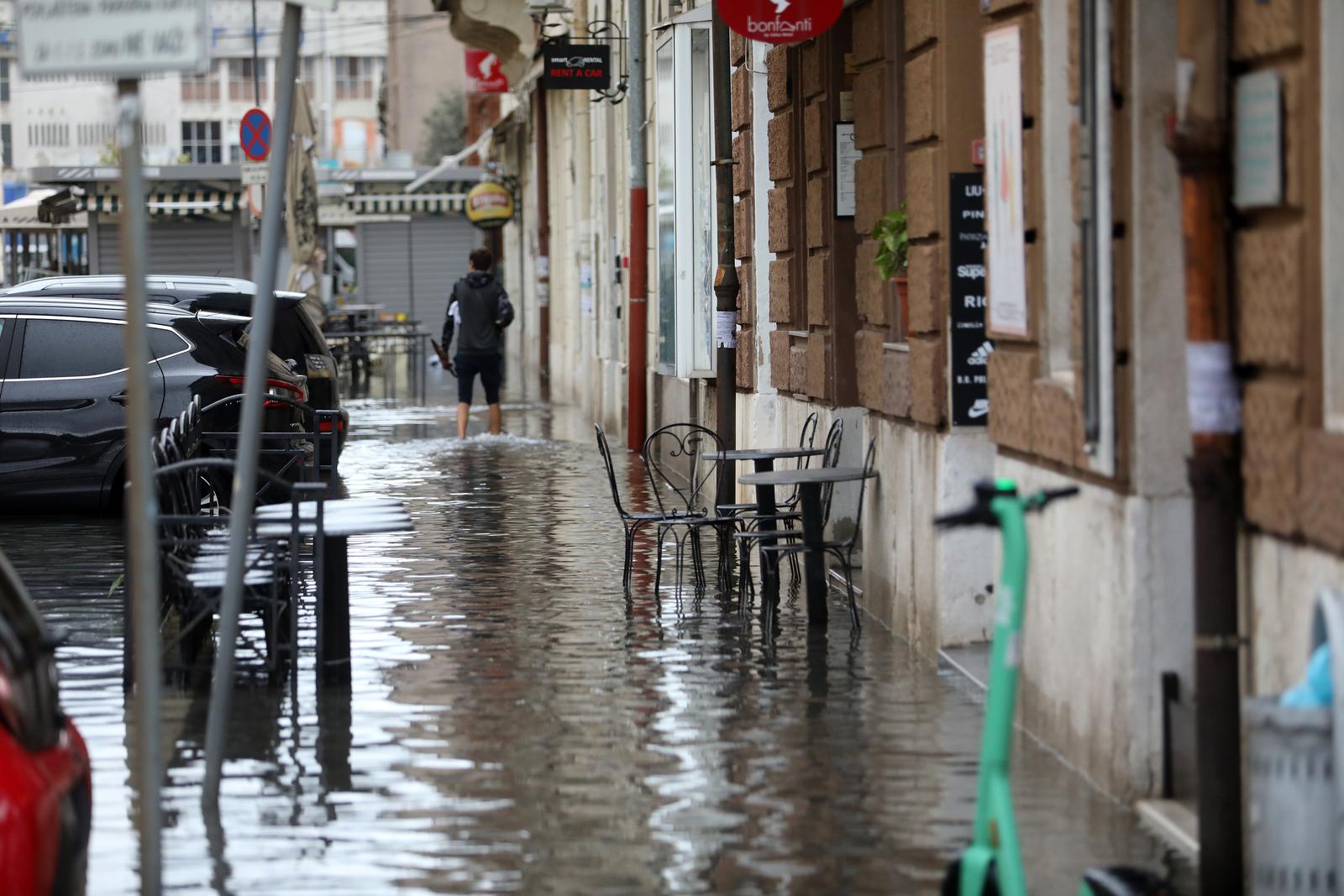 Rijeka: Jako jugo i kiša poplavilo ulice oko tržnice i rivu
