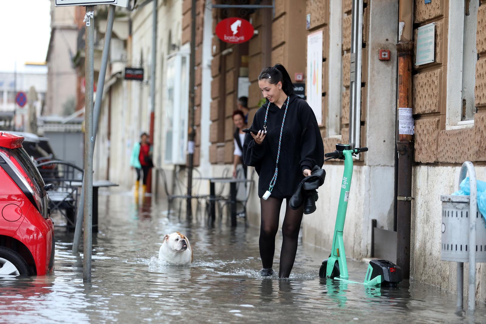 Rijeka: Jako jugo i kiša poplavilo ulice oko tržnice i rivu