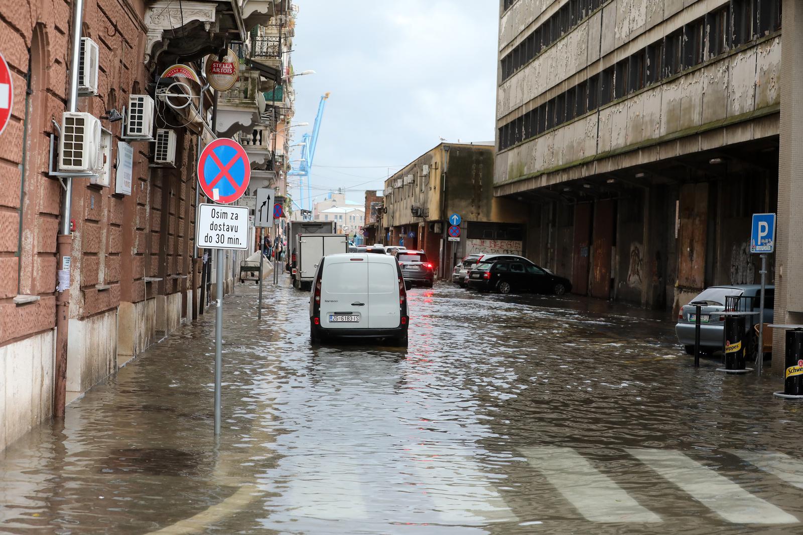 Rijeka: Jako jugo i kiša poplavilo ulice oko tržnice i rivu