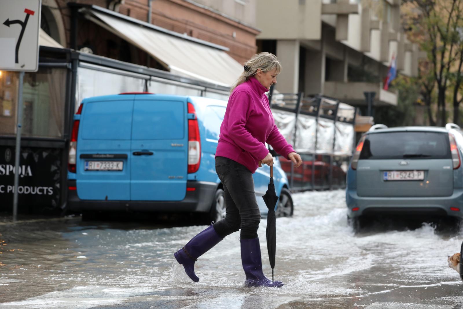 Rijeka: Jako jugo i kiša poplavilo ulice oko tržnice i rivu