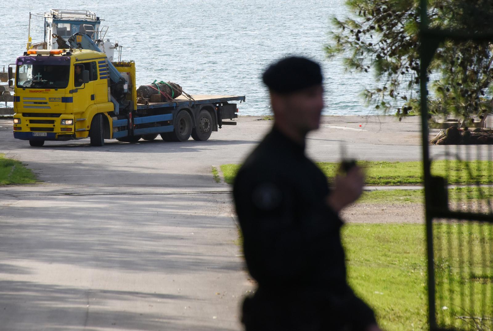 Iz pulske luke izvađena podmornička mina Iz pulske luke izvađena podmornička mina