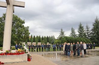 Polaganje-vijenaca-povodom-blagdana-Svih-svetih-14 Polaganje-vijenaca-povodom-blagdana-Svih-svetih-14