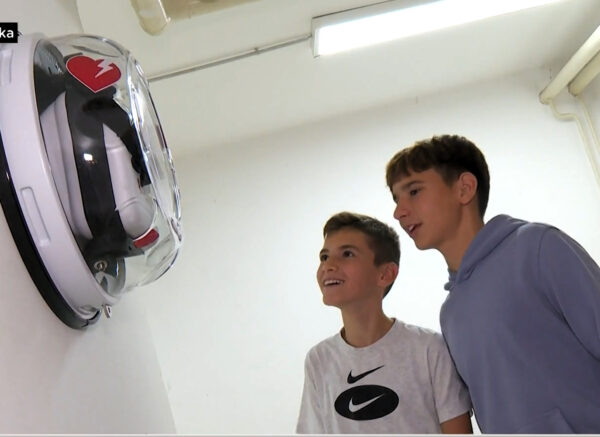 defibrilator srdoči učenici rtl