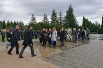 pgz delegacija vijenci svi sveti (5) pgz delegacija vijenci svi sveti (5)