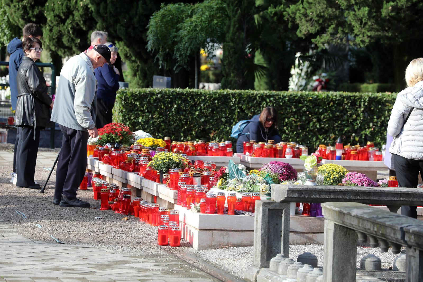 Rijeka: Građani na groblju na blagdan Svih Svetih