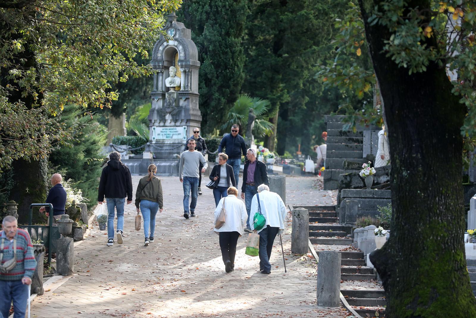 Rijeka: Građani na groblju na blagdan Svih Svetih