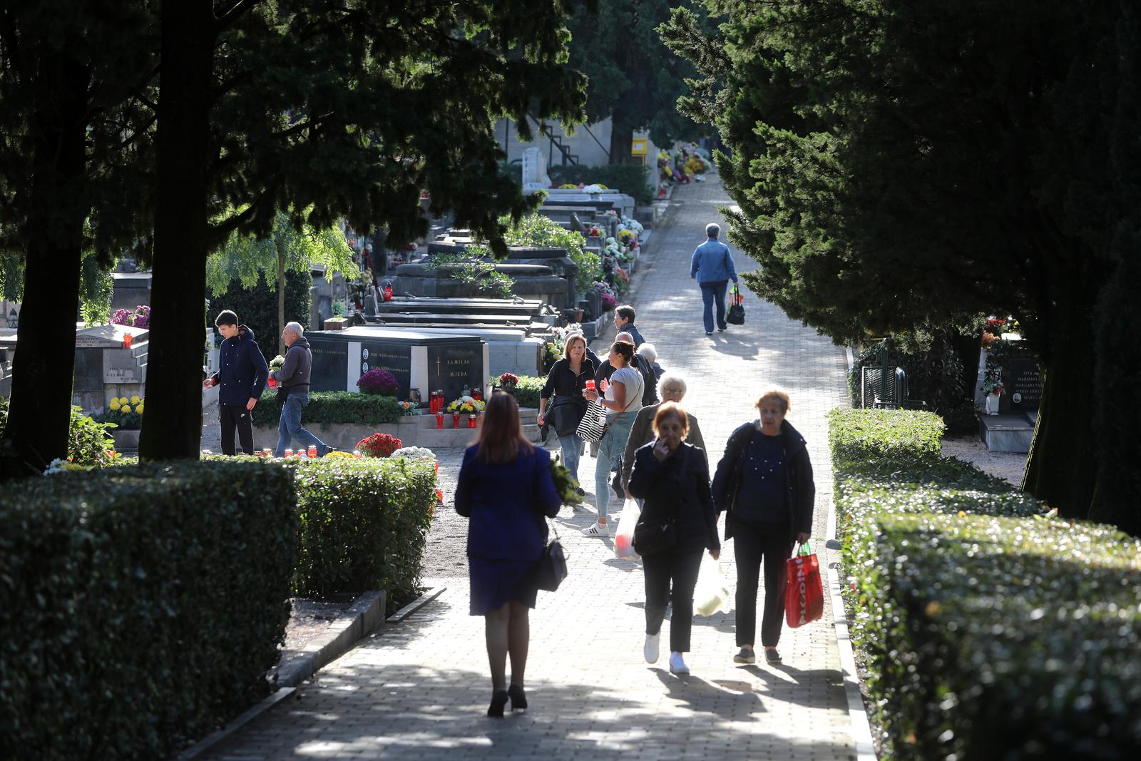 Rijeka: Građani na groblju na blagdan Svih Svetih