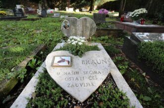 Rijeka: Cvije?e i svije?e na groblju ku?nih ljubimaca Rijeka: Cvije?e i svije?e na groblju ku?nih ljubimaca