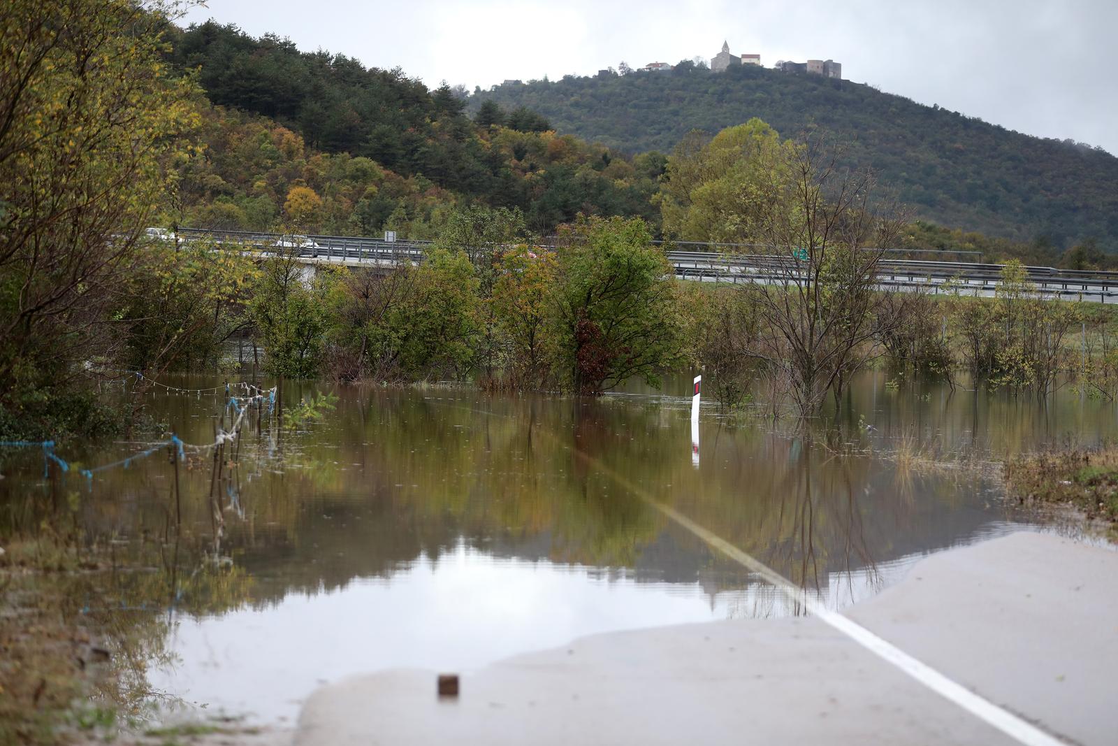 Grobničko polje i prometnice pod vodom Grobničko polje i prometnice pod vodom