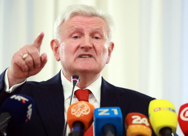 Zagreb: Bivši vlasnik Agrokora Ivica Todorić održao je konferenciju za medije u Novinarskom domu Zagreb: Bivši vlasnik Agrokora Ivica Todorić održao je konferenciju za medije u Novinarskom domu